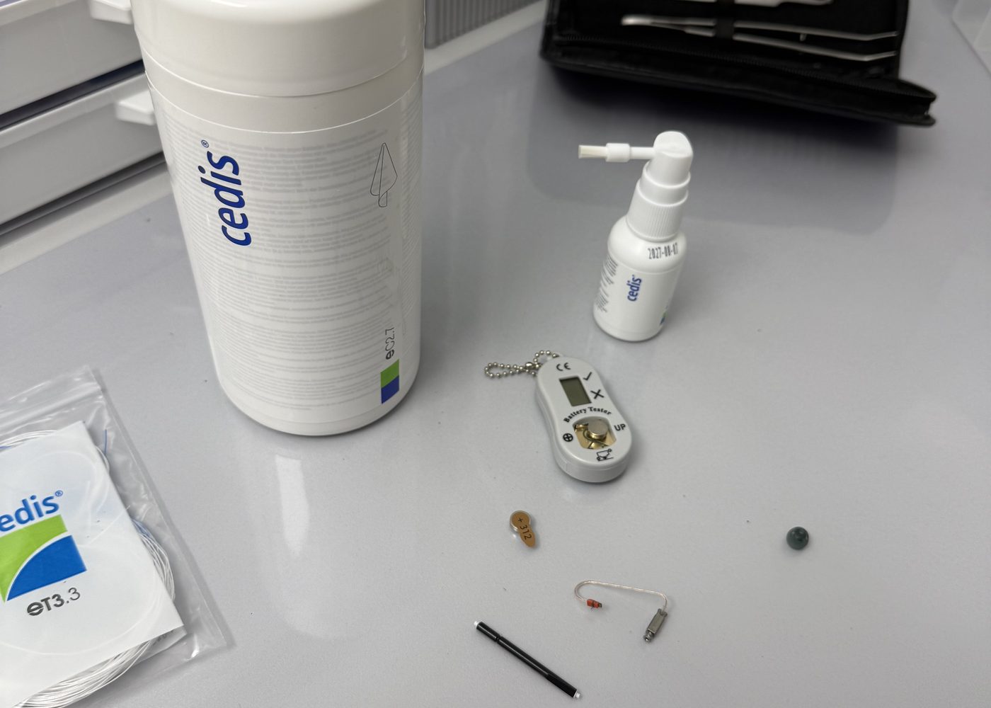 Wartung und Reparatur eines Hörgeräts