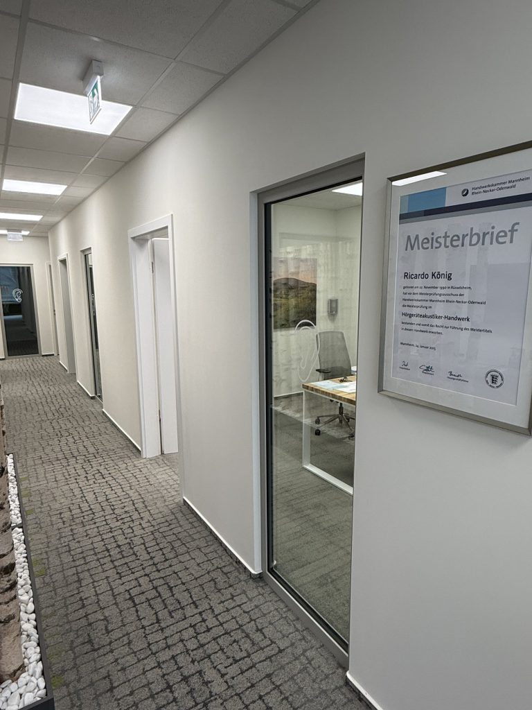 Flur mit gerahmtem Meisterbrief von Ricardo König und Blick in einen Beratungsraum