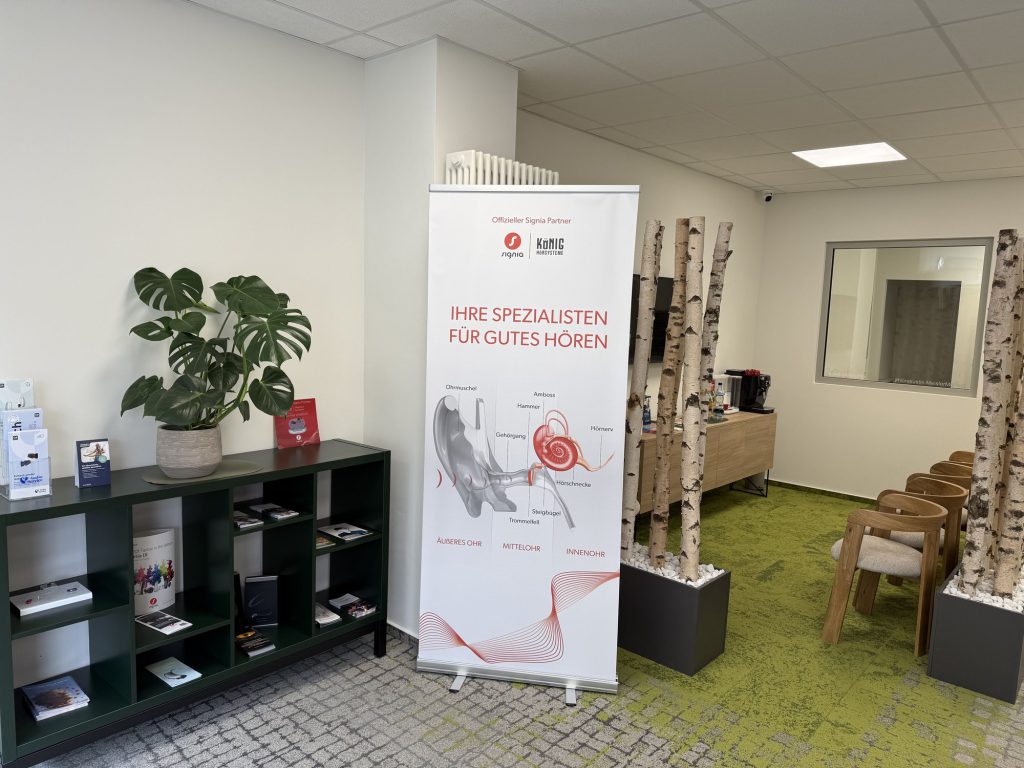 Heller Wartebereich mit Infomaterial und Beratungs-Banner